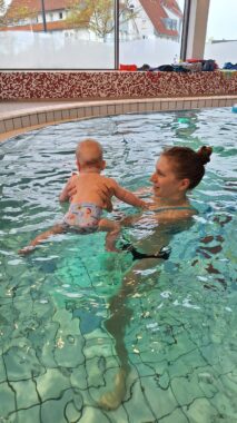 Babyschwimmen für die Kleinsten ( 4-9 Monate) - spielerisch ans Wasser gewöhnen