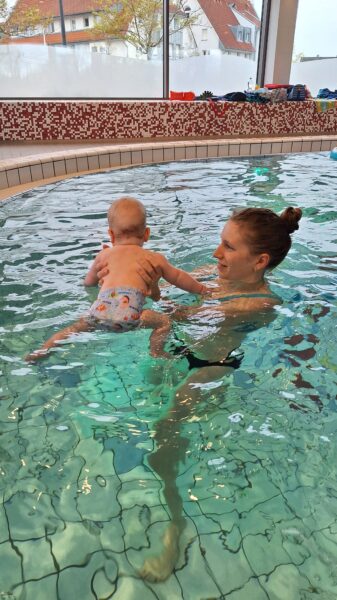Babyschwimmen für die Kleinsten ( 4-9 Monate) - spielerisch ans Wasser gewöhnen